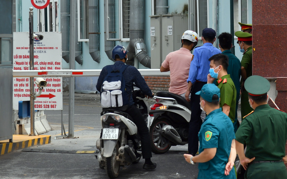 Một số nhân viên y tế quay trở lại bệnh viện để hỗ trợ các đồng nghiệp trong công tác điều trị bệnh nhân. 5_0553-1620375437529.jpg