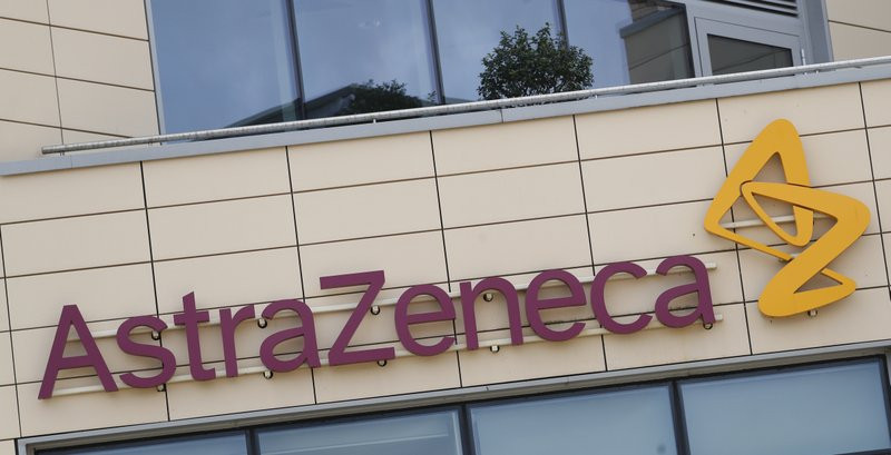 Văn phòng AstraZeneca và biểu tượng của công ty ở Cambridge, Anh. Ảnh: AP.