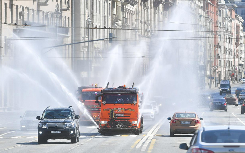 Xe chuyên dụng phun khử khuẩn đang hoạt động trên đường phố Moscow, LB Nga. Ảnh: Reuters. Thế giới vượt mốc 13 triệu ca mắc Covid-19 -0