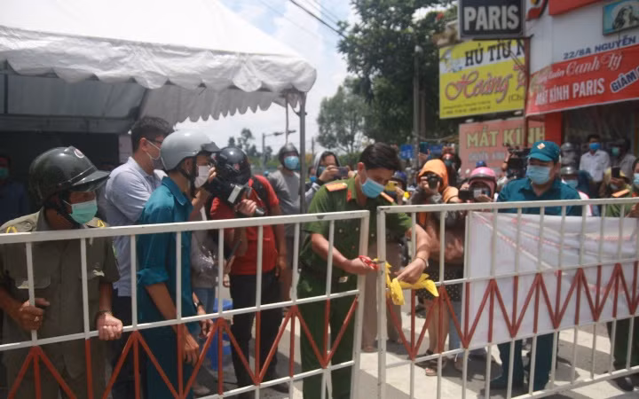 Lực lượng chức năng tháo dỡ rào chắn trên đường Hồ Văn Đại.