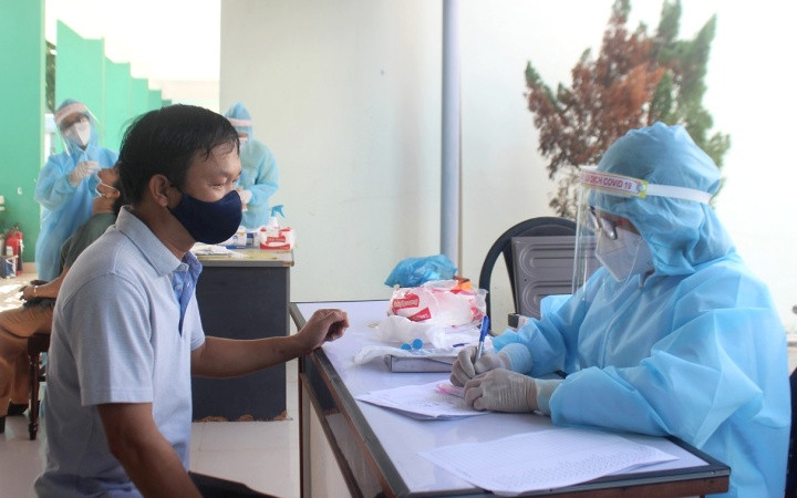 Cán bộ y tế hướng dẫn người dân kê khai y tế. Lịch trình của BN964 vừa ghi nhận tại Quảng Nam -0
