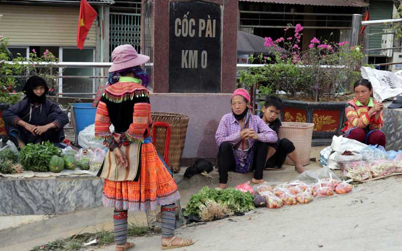 Cột mốc Trung tâm huyện cũng được bà con trưng dụng để bán hàng.