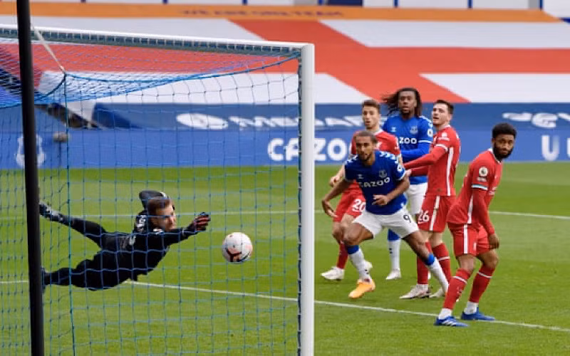 Thủ môn Adrian không thể ngăn bàn thua thứ hai của Liverpool.