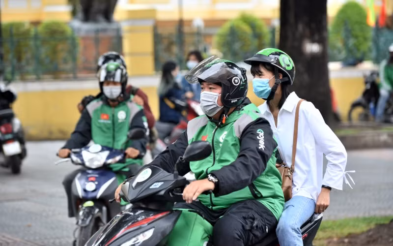 Tài xế chạy xe công nghệ Gojek.