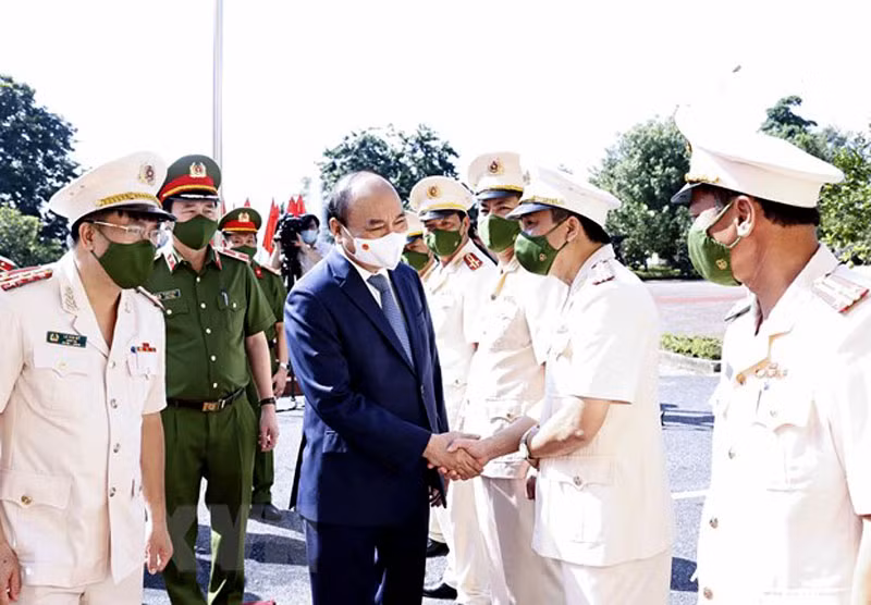 Chủ tịch nước Nguyễn Xuân Phúc với cán bộ Trại giam Ngọc Lý. (Ảnh: TTXVN)