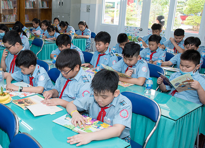 Các em học sinh đọc sách tại thư viện mới (Ảnh: AAV). Hơn hai tỷ đồng giúp nâng cao văn hóa đọc cho trẻ em -0