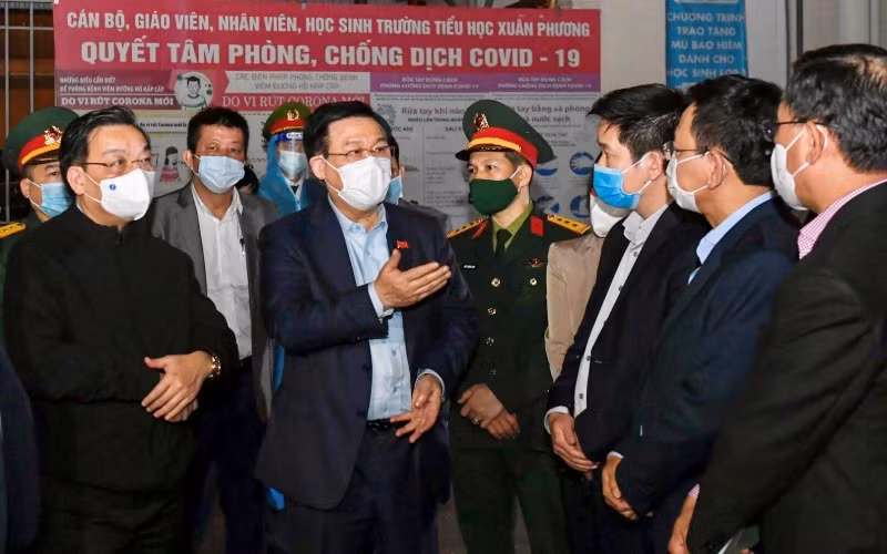 Đồng chí Vương Đình Huệ, Ủy viên Bộ Chính trị, Bí thư Thành ủy kiểm tra công tác phòng, chống dịch Covid-19 tại Trường tiểu học Xuân Phương, quận Nam Từ Liêm.