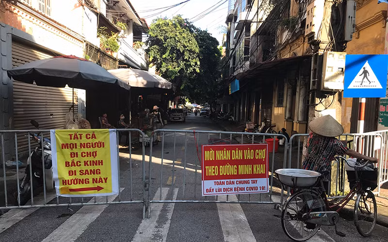 Việc cài đặt ứng dụng Bluezone sẽ giúp truy vết các F1 thuận lợi, nhất là tại những điểm đông người qua lại như chợ dân sinh.