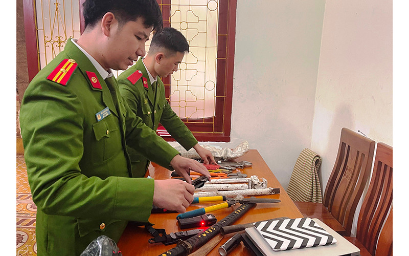 Công an thu giữ nhiều dụng cụ, tang vật vụ án.