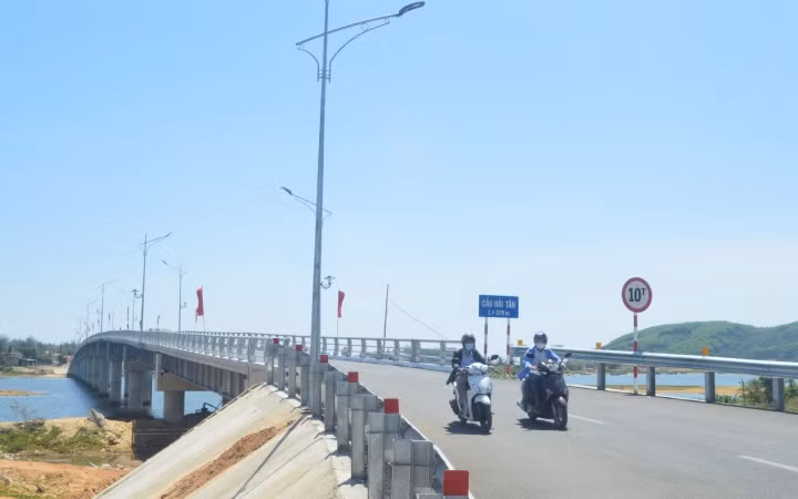 Cầu Hải Tân đưa vào sử dụng, góp phần thay đổi diện mạo thị xã Đức Phổ.