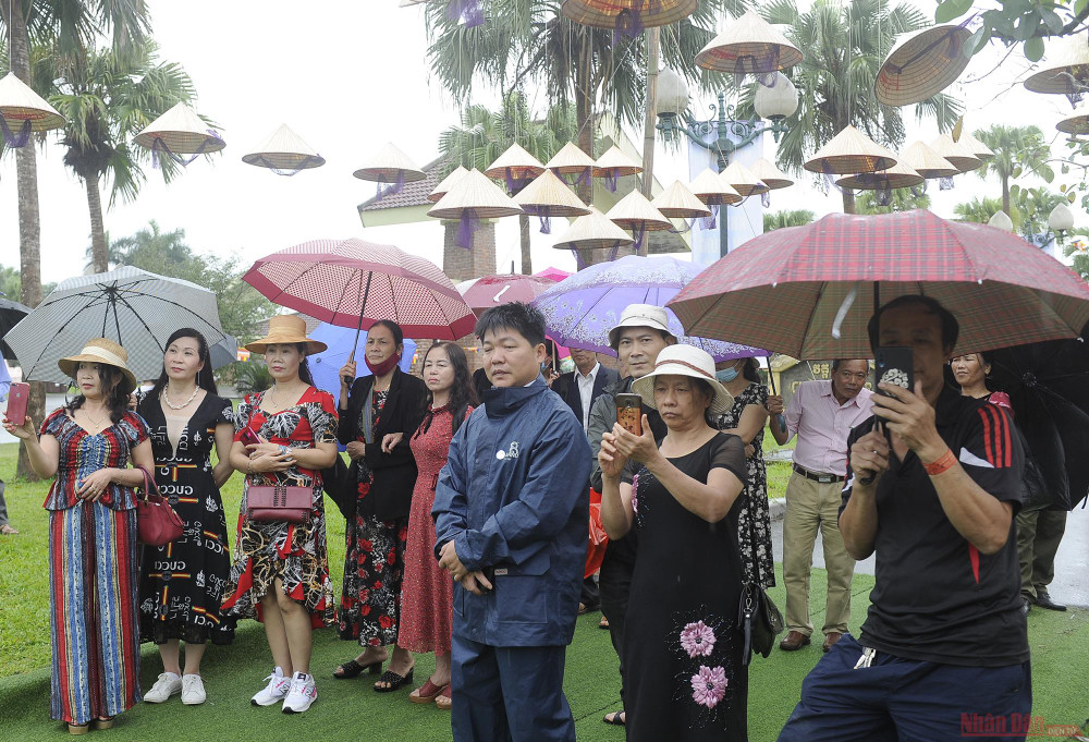 Du khách và người dân Hà Nội dầm mưa xem trình diễn áo dài. Dầm mưa xem trình diễn áo dài truyền thống xứ Huế -0