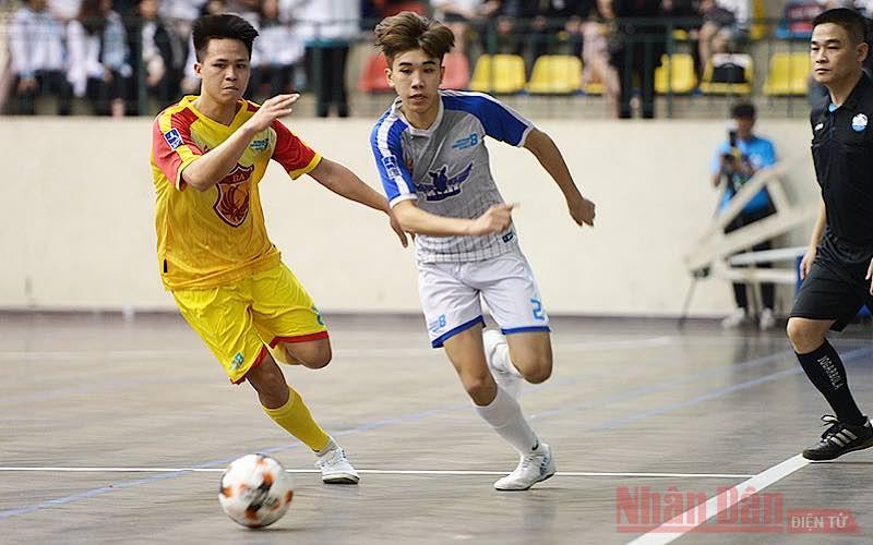 Các cầu thủ futsal thi đấu trận mở màn Giải Thể thao Sinh viên Việt Nam - VUG lần thứ 8, năm học 2020-2021.