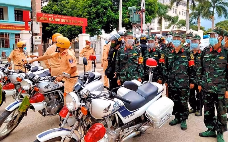 Những chiến sĩ áo xanh tuần tra cùng các lực lượng tại Phù Yên.