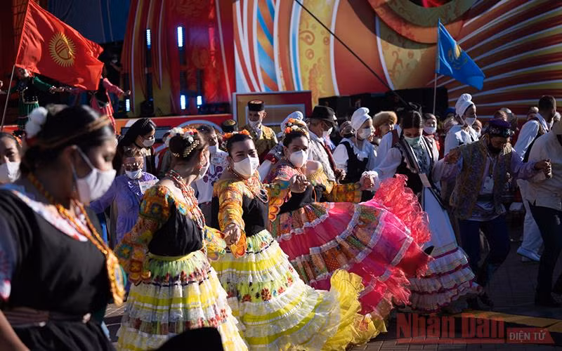 Hàng nghìn người nắm tay xoay tròn mừng lễ hội.