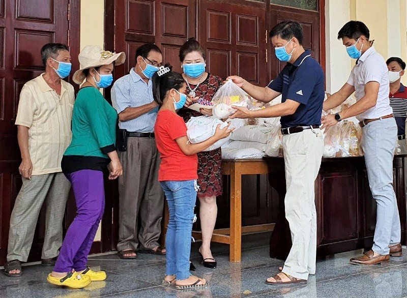Phát quà trợ giúp bà con gặp khó khăn do đại dịch Covid-19. Nhiều hoạt động kỷ niệm 75 năm Quốc khánh Việt Nam tại Campuchia -0