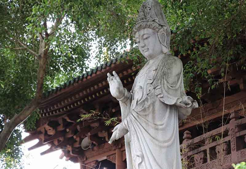 Tượng Bồ Tát ngay cổng vào của chùa Minh Thành. Chùa Minh Thành đẹp cổ kính giữa lòng phố núi Pleiku -2