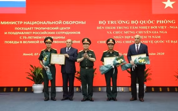 Bộ trưởng Quốc phòng Ngô Xuân Lịch trao Bằng khen tặng Trung tâm Nhiệt đới Việt - Nga và các cá nhân có thành tích xuất sắc trong nghiên cứu khoa học. 