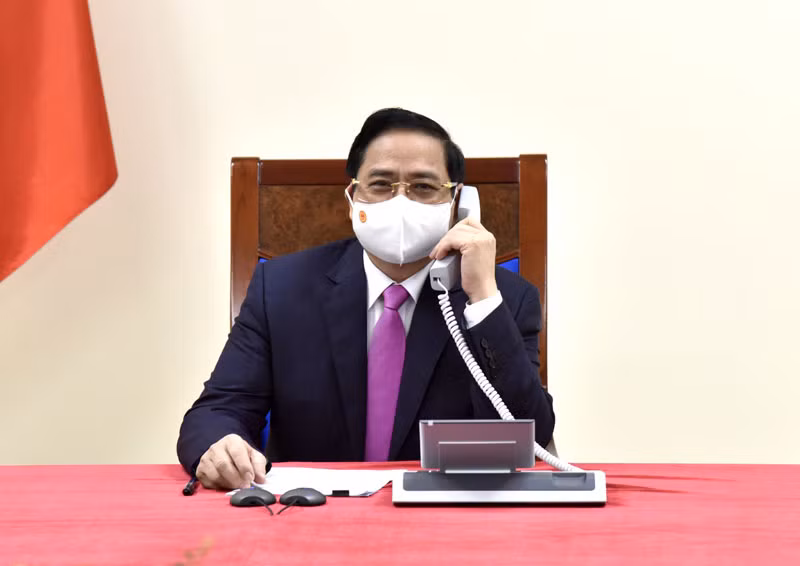 Thủ tướng Phạm Minh Chính điện đàm với Thủ tướng Thái Lan Prayut Chan-o-cha. (Ảnh: TRẦN HẢI)