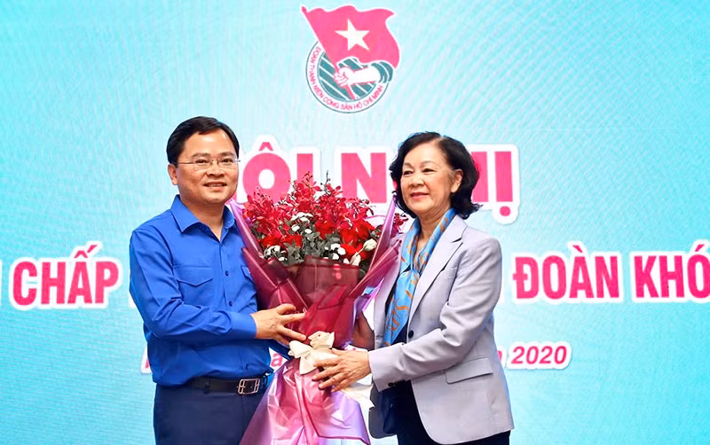 Đồng chí Trương Thị Mai tặng hoa chúc mừng tân Bí thư Thứ nhất T.Ư Đoàn TNCS Hồ Chí Minh, Nguyễn Anh Tuấn.
