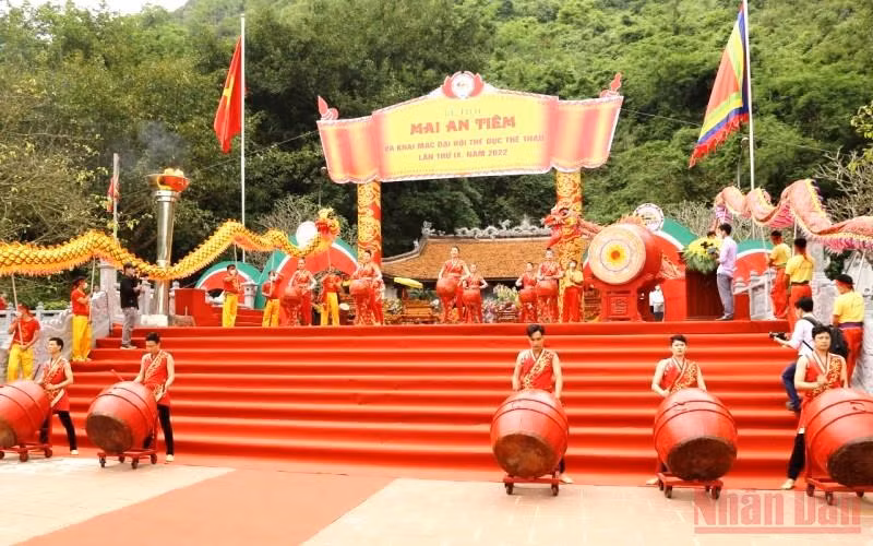 Biểu diễn trống hội tại lễ hội Mai An Tiêm.