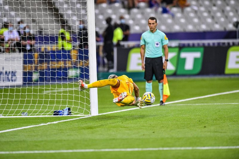 Navas đổ người chuẩn xác, cản phá thành công cú sút luân lưu của Bertrand Traore. cup_lien_doan_3-1596259686195.jpg