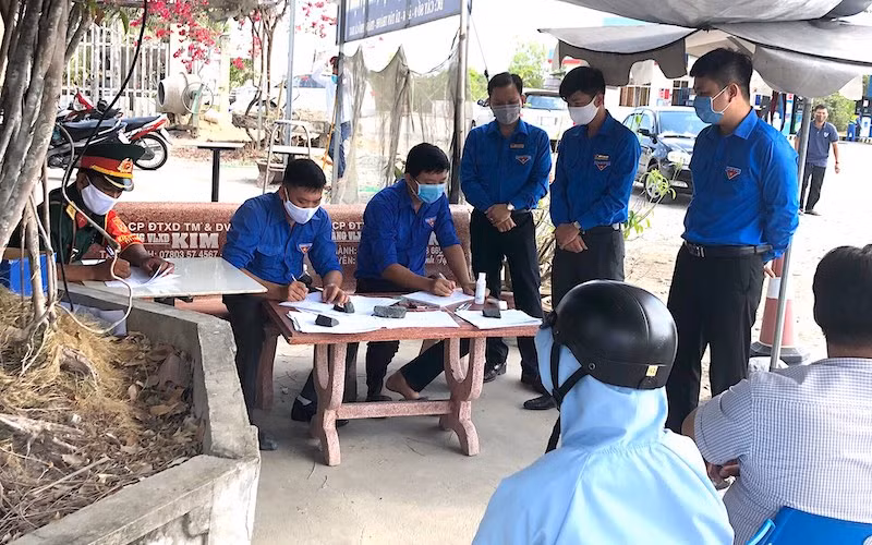 Lực lượng chức năng hỗ trợ khai báo y tế, tầm soát cộng đồng phòng, chống dịch lây lan. 