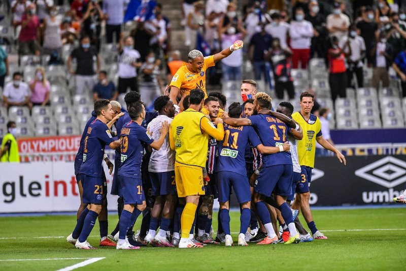 Các cầu thủ PSG công kênh “người hùng” Navas. cup_lien_doan_4-1596259685896.jpg