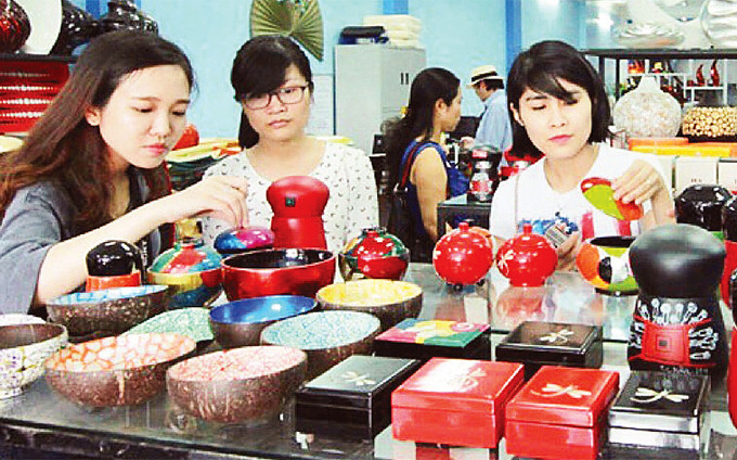 Khu trưng bày các sản phẩm sơn mài làng nghề Hạ Thái.Ảnh: HỒ HẠ