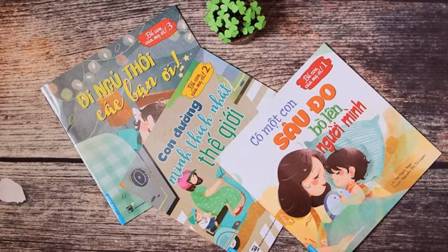 “Bé con của mẹ ơi” là bộ sách đầu tay của tác giả Hà Ngọc Nga, được viết từ câu chuyện của cậu con trai nhỏ. 