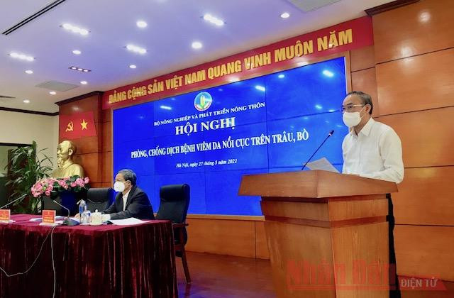 Thứ trưởng NN-PTNT Phùng Đức Tiến phát biểu chỉ đạo tại Hội nghị. Triển khai các biện pháp phòng chống bệnh viên da nổi cục trên trâu bò -0