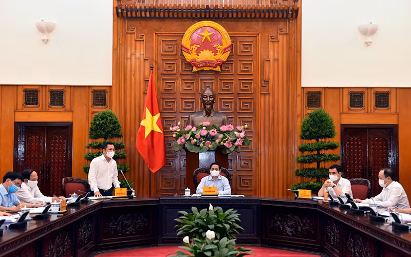 Thủ tướng làm việc với Cổng Thông tin điện tử Chính phủ. Ảnh: NHẬT BẮC