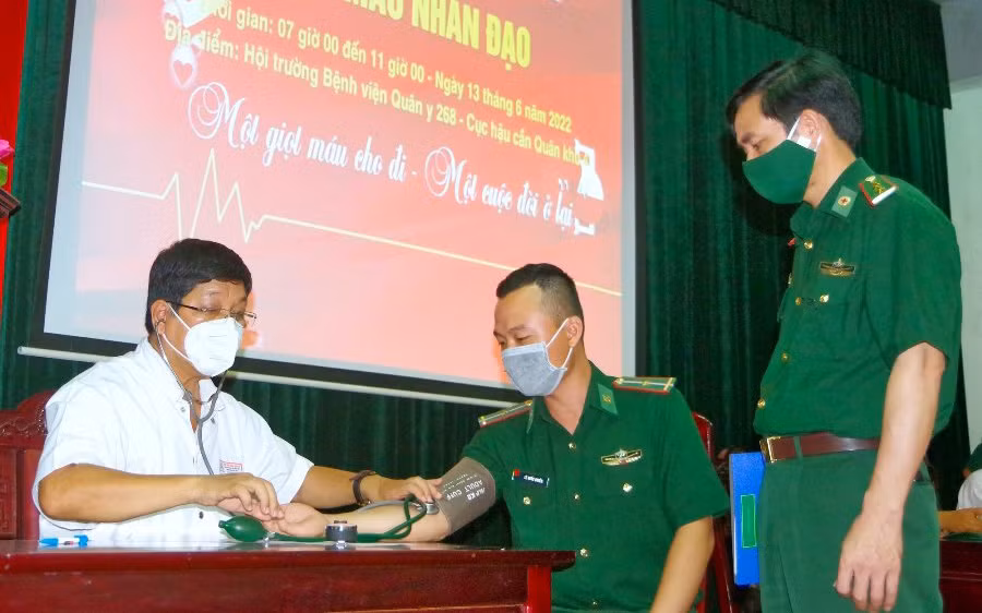 Cán bộ, chiến sĩ Biên phòng khám sức khỏe trước khi hiến máu.