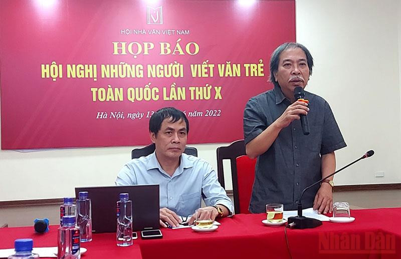 Chủ tịch Hội Nhà văn Việt Nam (phải) phát biểu tại buổi họp báo. 119 đại biểu dự Hội nghị những người viết văn trẻ toàn quốc lần thứ 10 -0