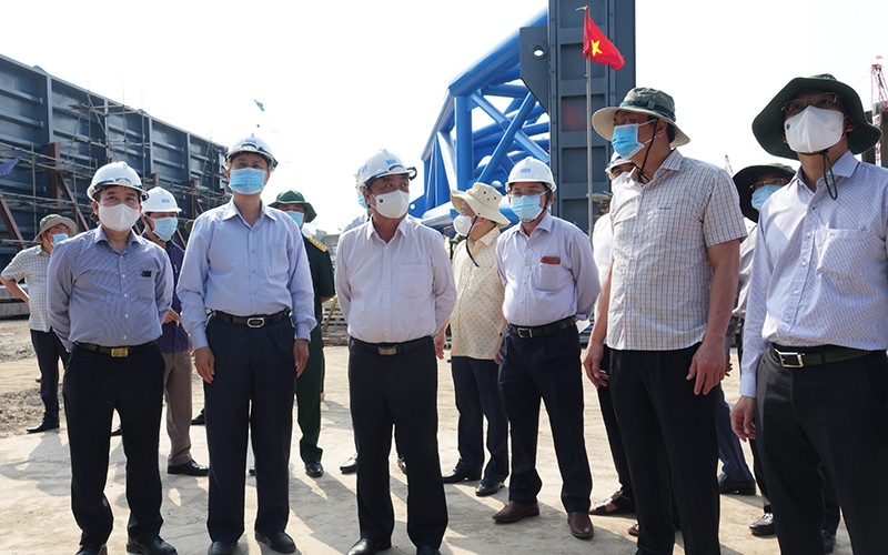 Đoàn công tác tại công trường xây dựng cống Cái Lớn. Gần 385 nghìn ha đất nông nghiệp sản xuất ổn định nhờ thủy lợi Cái Lớn – Cái Bé -0