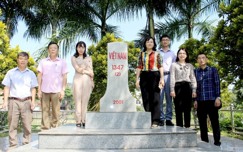 Du khách tham quan cột mốc 1347 ở Pò Hèn, xã Hải Sơn, TP Móng Cái. Thắm mãi sắc xanh Biên cương -0
