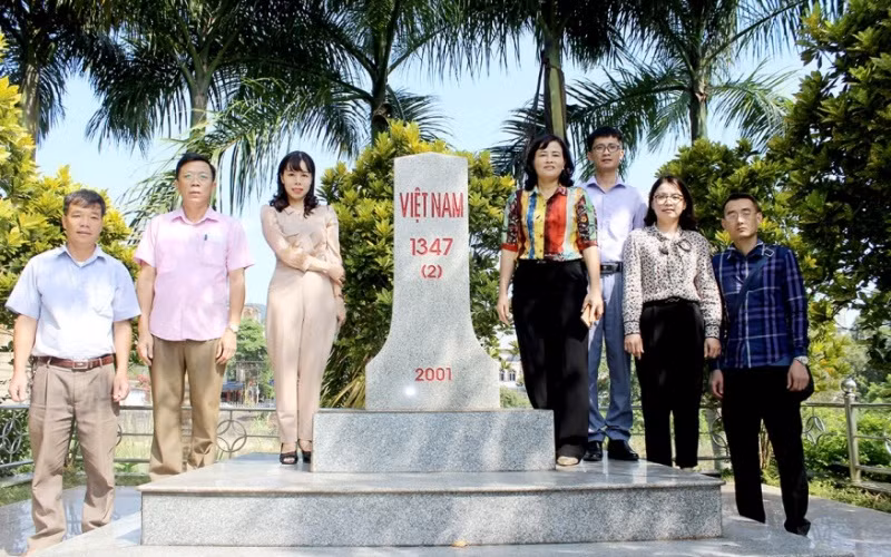 Thắm mãi sắc xanh Biên cương -0