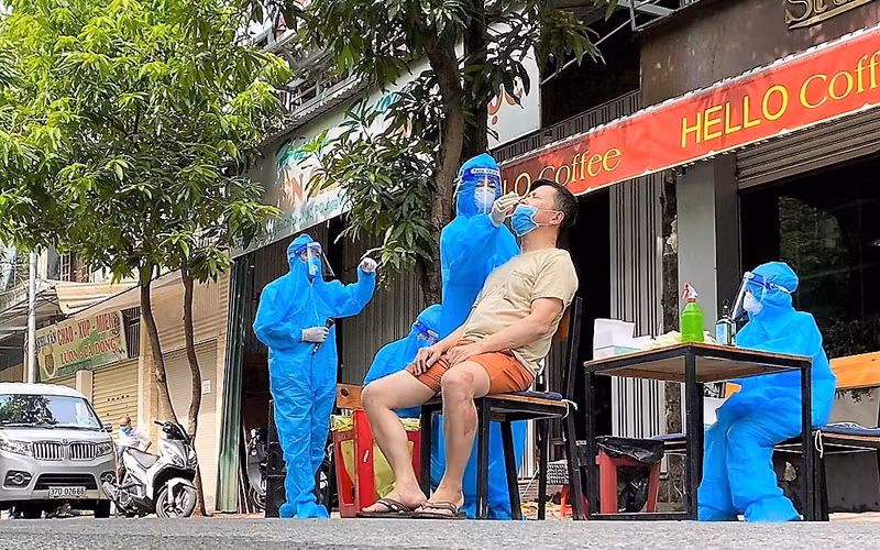 Lấy mẫu xét nghiệm trên diện rộng lần thứ ba ở phường Hồng Sơn, TP Vinh.