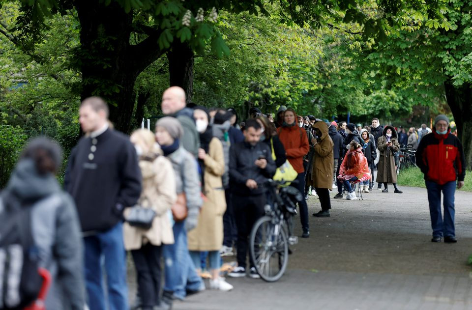 Xếp hàng chờ tiêm vaccine phòng Covid-19 ở Berlin, Đức. (Ảnh: REUTERS) Hàn Quốc căng mình ứng phó làn sóng lây nhiễm Omicron -0