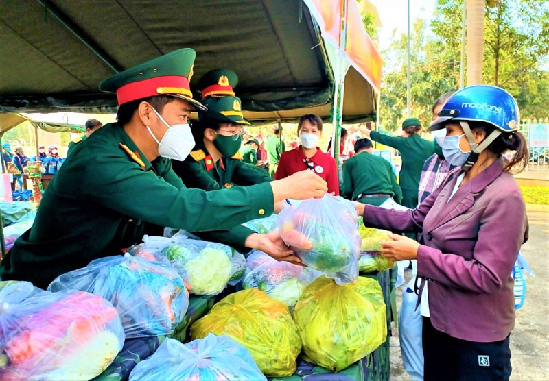 Bộ Chỉ huy Quân sự tỉnh Đắk Lắk trao tặng các mặt hàng thiết yếu cho các gia đình có hoàn cảnh khó khăn đón Tết. Hàng nghìn suất quà Tết đến với người nghèo, người dân biên giới tỉnh Đắk Lắk -0
