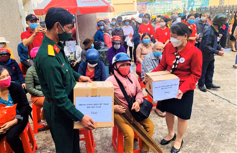 Hội Chữ thập đỏ tỉnh Đắk Lắk và Bộ Chỉ huy Quân sự tỉnh trao quà Tết cho người khuyết tật và lao động bị ảnh hưởng dịch Covid-19 có hoàn cảnh khó khăn.