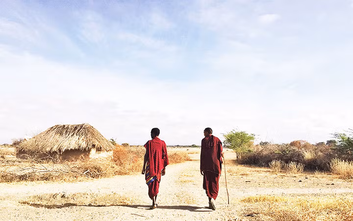 Chàng trai Ole trong bộ Shuka trên đường về nhà.