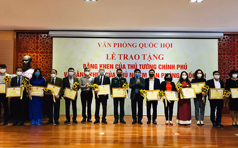 Các cá nhân, tập thể được nhận Bằng khen tại buổi lễ.