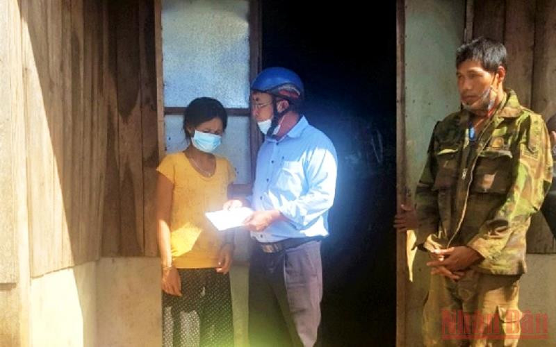 Đại diện cấp ủy, chính quyền xã Ea Tul đến thăm hỏi, hỗ trợ gia đình để lo hậu sự cho hai em.