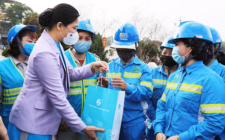 Đồng chí Hà Thị Nga trao quà tặng nữ công nhân lao động.