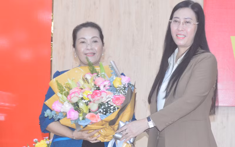 Đồng chí Đinh Thị Hồng Minh (trái) được bầu giữ chức Phó Bí thư Tỉnh ủy Quảng Ngãi, nhiệm kỳ 2020-2025.