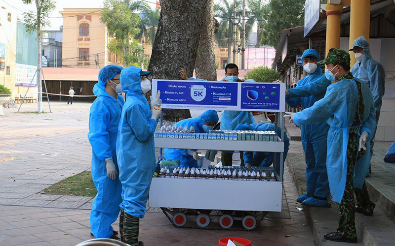 Robot vận chuyển nhu yếu phẩm phục vụ phòng, chống dịch Covid-19 là một sáng kiến tiêu biểu của người lao động. (Ảnh: BÍCH THÙY/BND)