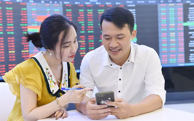 Nhà đầu tư theo dõi thị trường chứng khoán. Ảnh: Dũng Minh