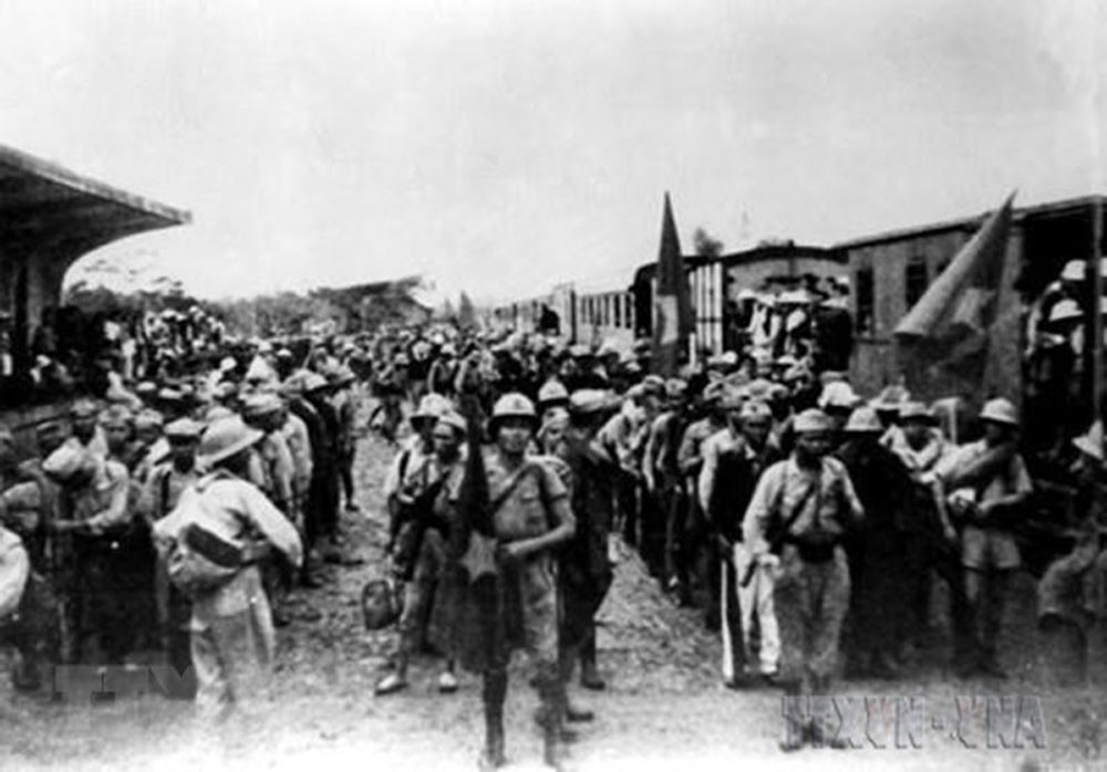 Ngày 26/9/1945, tại ga Hàng Cỏ, đoàn quân Nam tiến đầu tiên rời Hà Nội vào chi viện cho miền Nam, mở đầu cho phong trào Nam tiến, cả nước sát cánh cùng đồng bào Nam Bộ và Nam Trung Bộ đánh giặc cứu nước. (Ảnh: Tư liệu/TTXVN) 75 năm toàn quốc kháng chiến: Quyết tử cho Tổ quốc quyết sinh -0