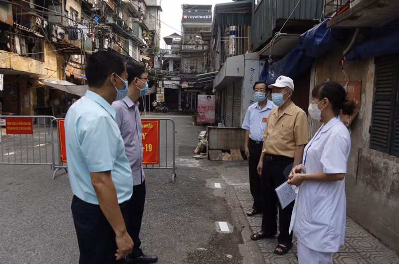 Lãnh đạo quận Hai Bà Trưng kiểm tra công tác phòng, chống dịch Covid-19 trên địa bàn. (Ảnh: Văn Quốc Hưng)