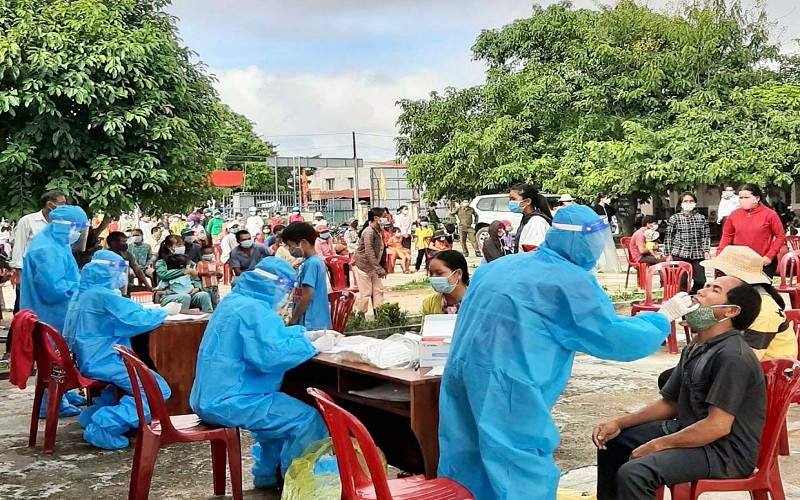 Đẩy mạnh việc lấy mẫu xét nghiệm nhanh chóng phát hiện người nhiễm SARS-CoV-2.